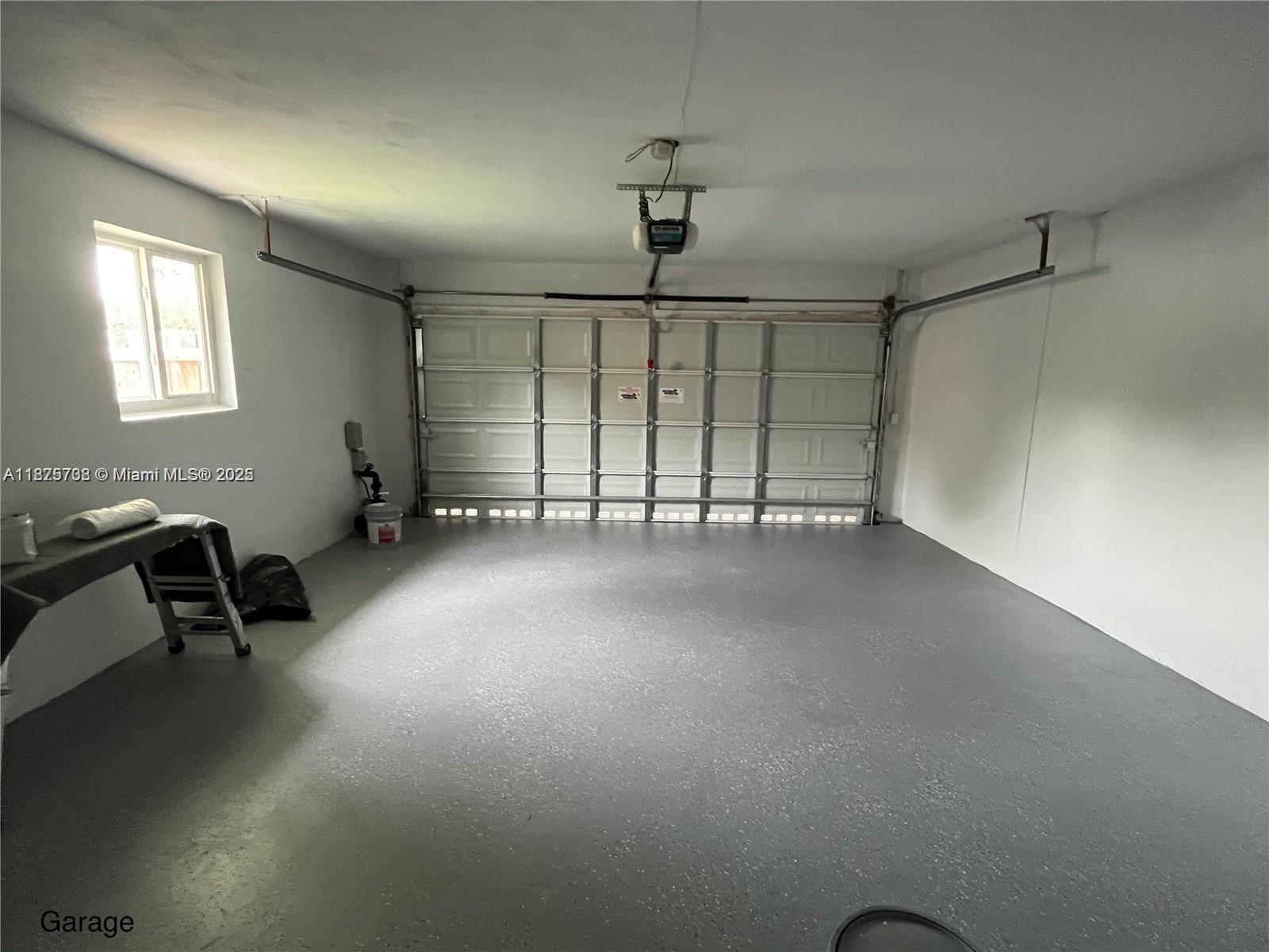 HOLLYWOOD HILLS - Residential