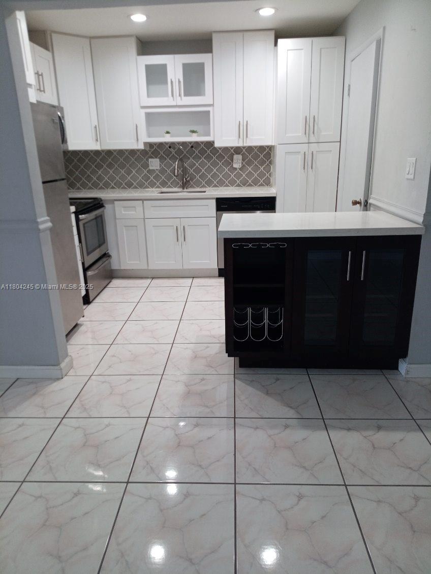 Rental Property at 12820 Sw 43rd Dr 228, Miami, Broward County, Florida - Bedrooms: 2 
Bathrooms: 1  - $2,300 MO.