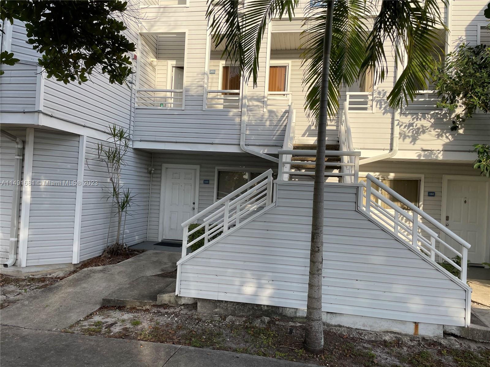 For Rent 2 bedrooms and 2 baths in a beautiful community. Excellent Lake View. Community Pool, Gym and more.
Close to Highways and Shopping Please call Harris Chawla for showings 954 303 6111