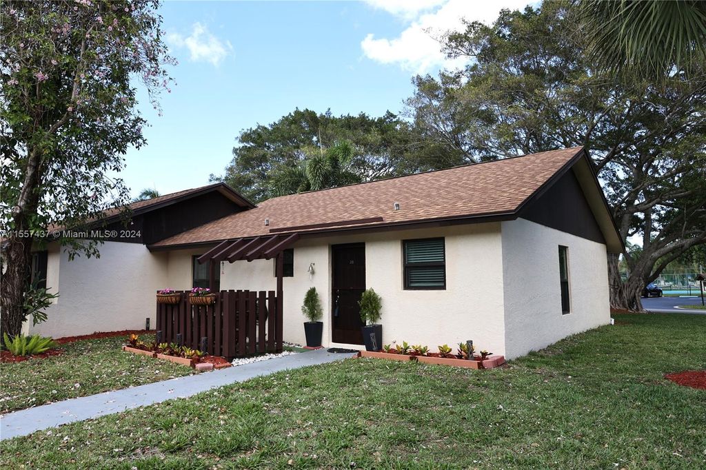 Photo of 28 Via De Casas Norte #28, Boynton Beach, FL 33426 (MLS # A11557437)