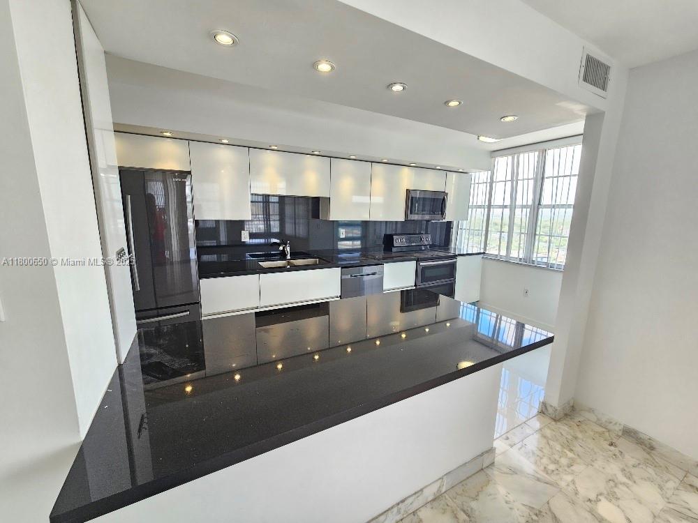 Rental Property at 18051 Biscayne Blvd 1704, Aventura, Miami-Dade County, Florida - Bedrooms: 2 
Bathrooms: 2  - $2,750 MO.