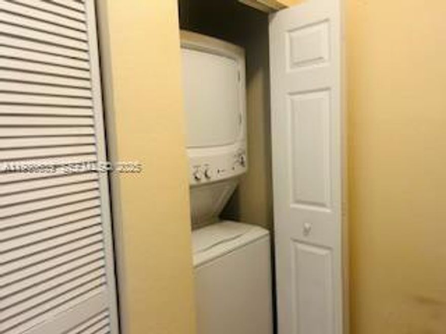 Spacious studio apartment with a separate entrance from the main house. It has its own laundry facilities. The price includes all utilities.