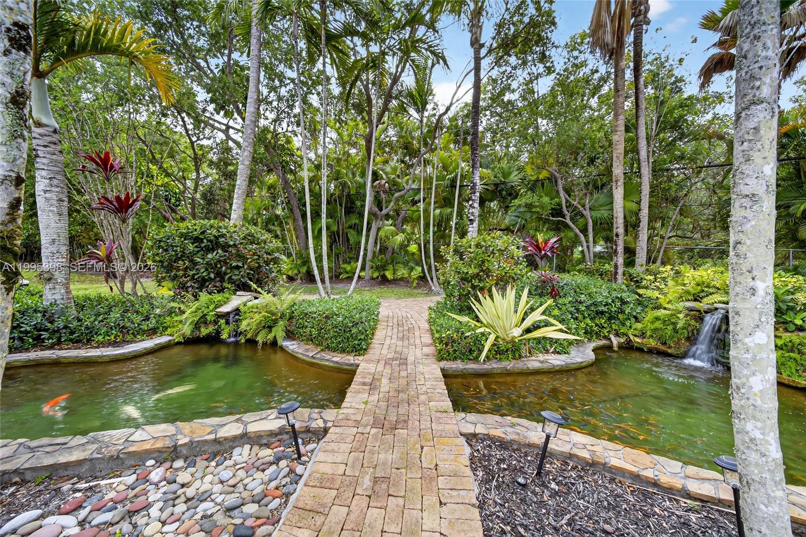 TOWN & RANCH ESTS - Residential