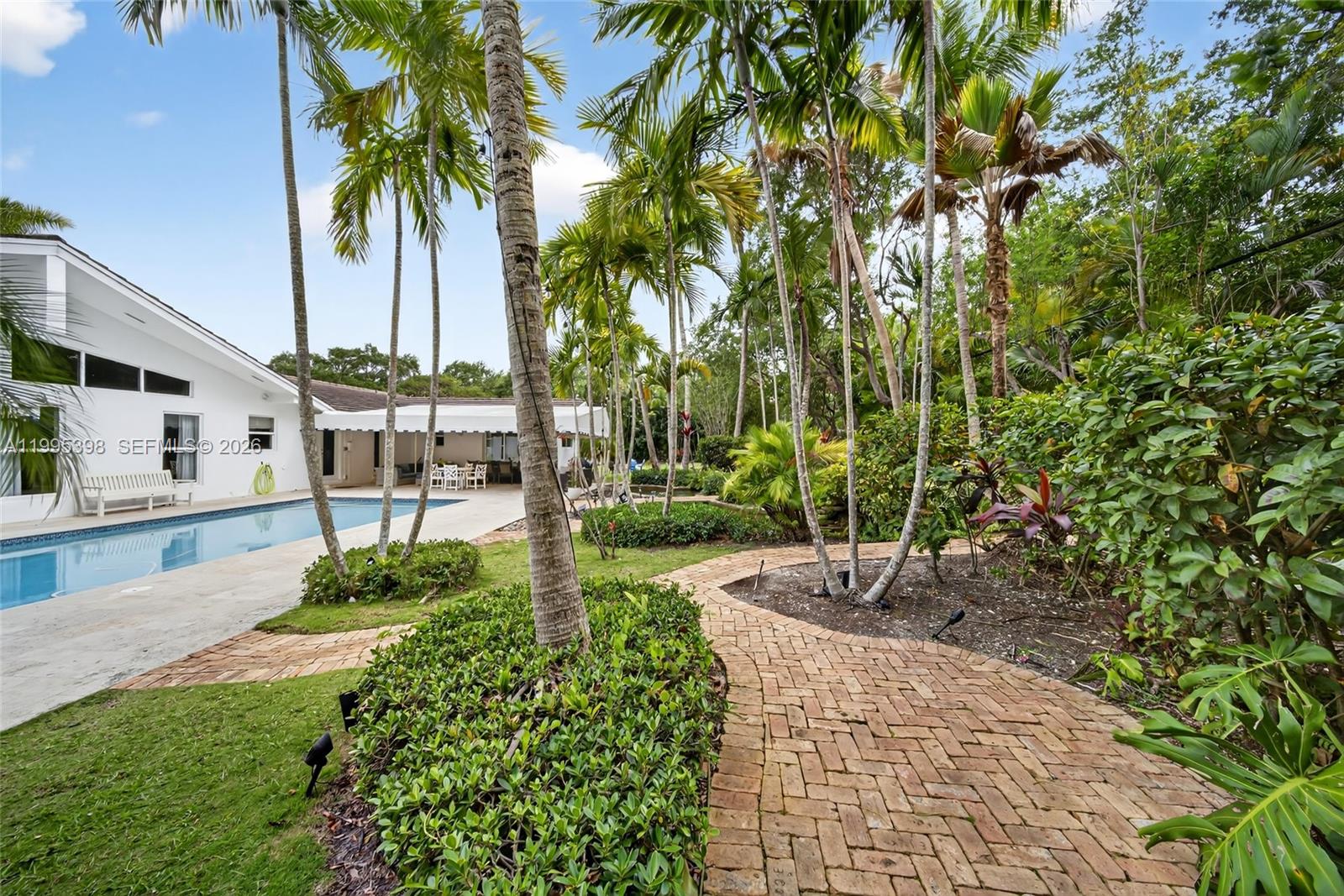 TOWN & RANCH ESTS - Residential