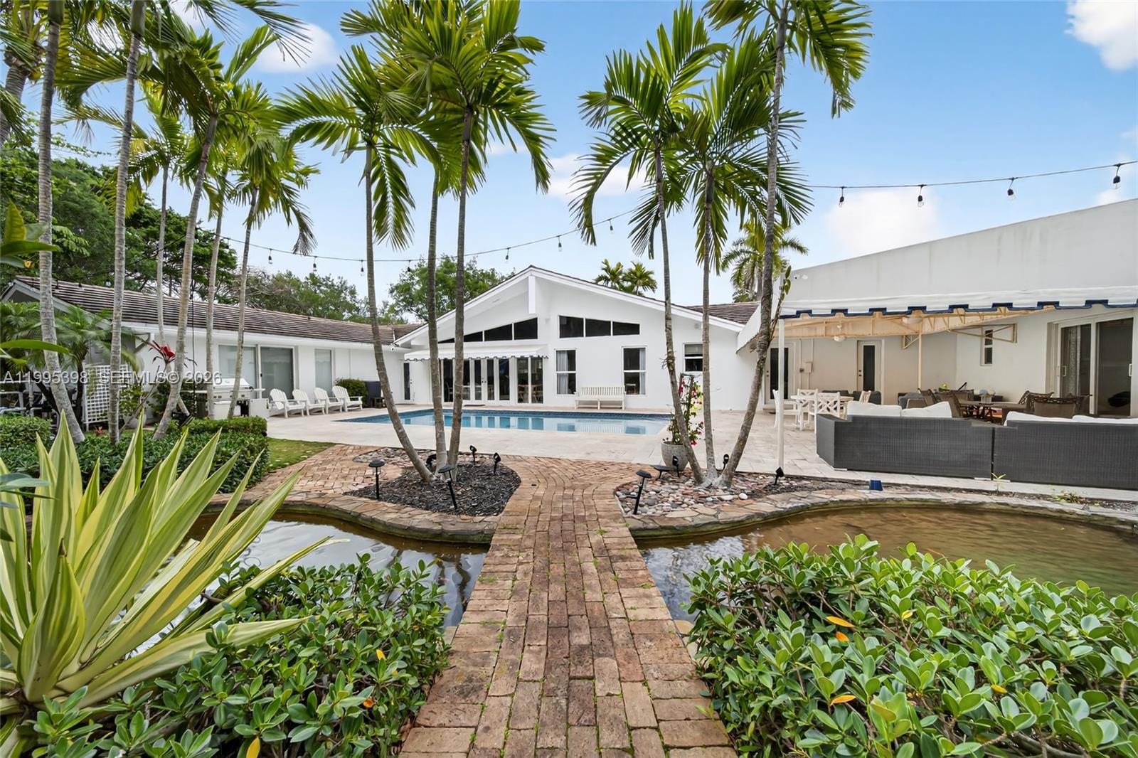 TOWN & RANCH ESTS - Residential