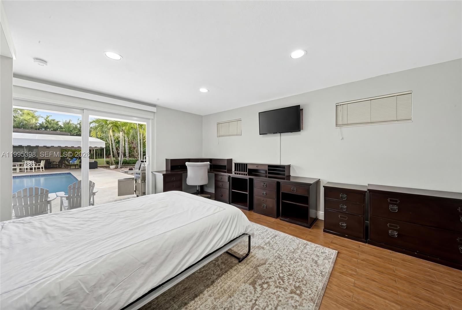 TOWN & RANCH ESTS - Residential