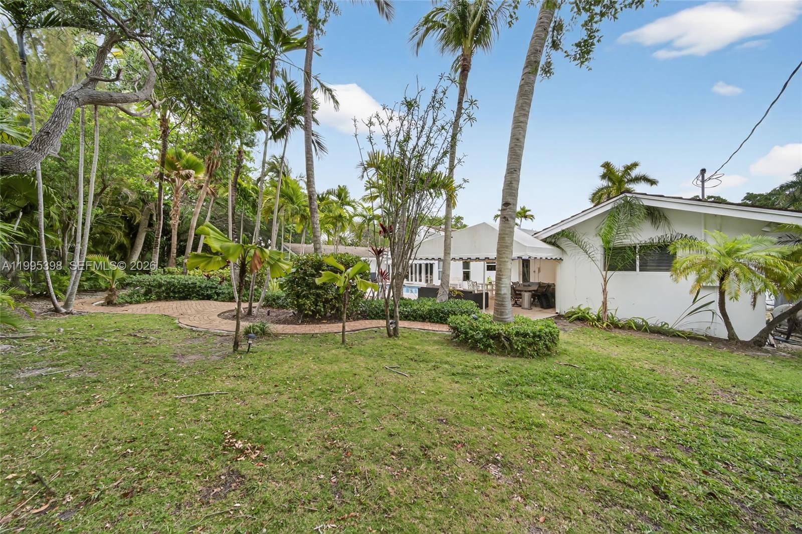 TOWN & RANCH ESTS - Residential