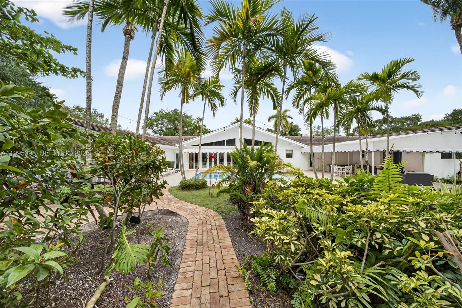 TOWN & RANCH ESTS - Residential