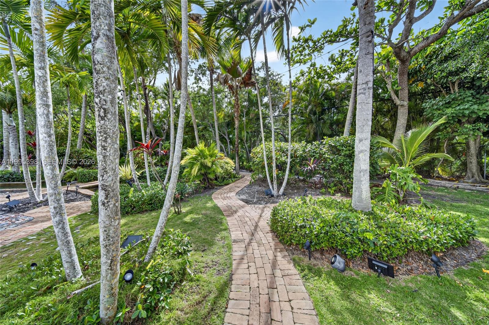 TOWN & RANCH ESTS - Residential