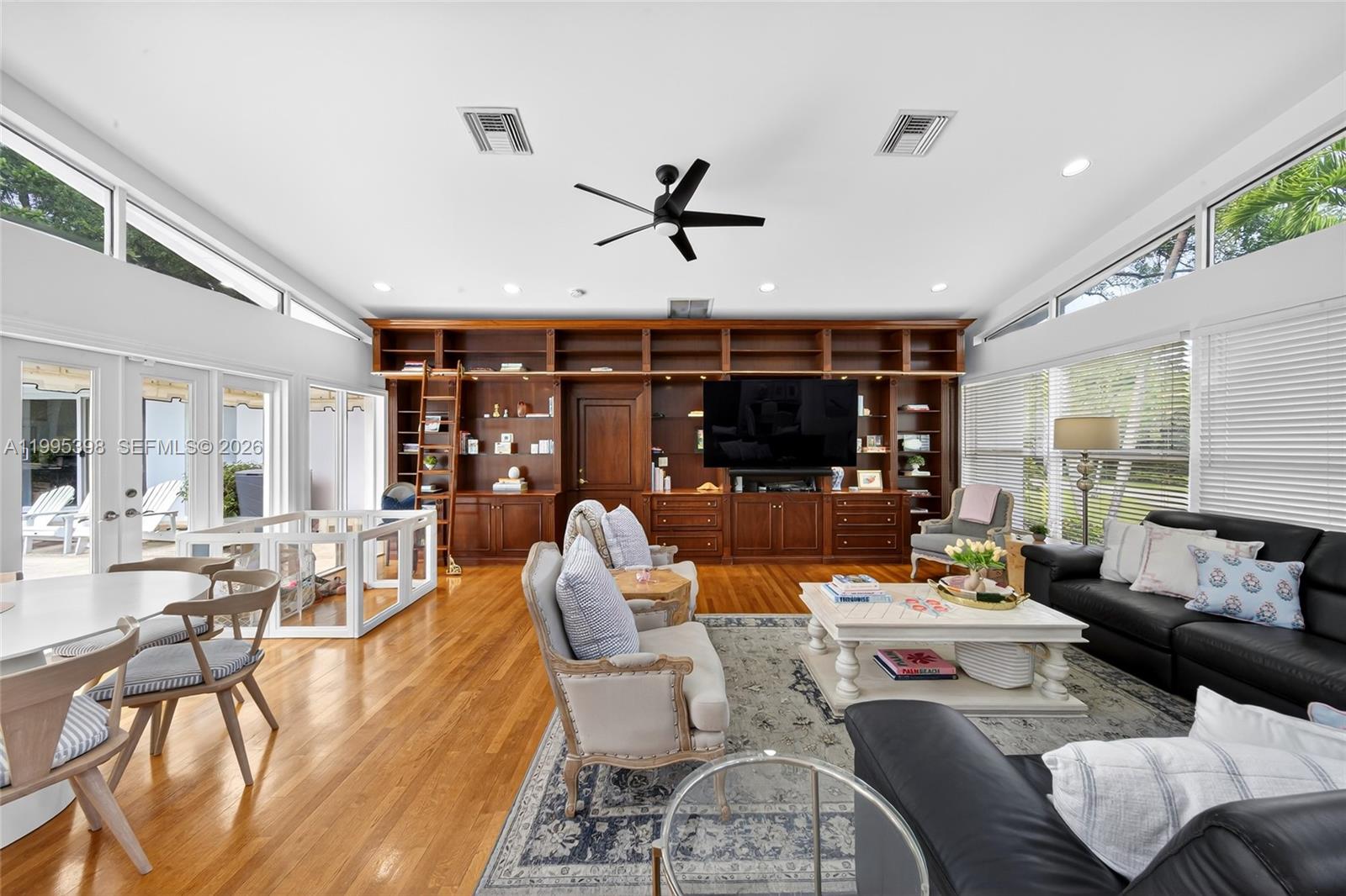 TOWN & RANCH ESTS - Residential