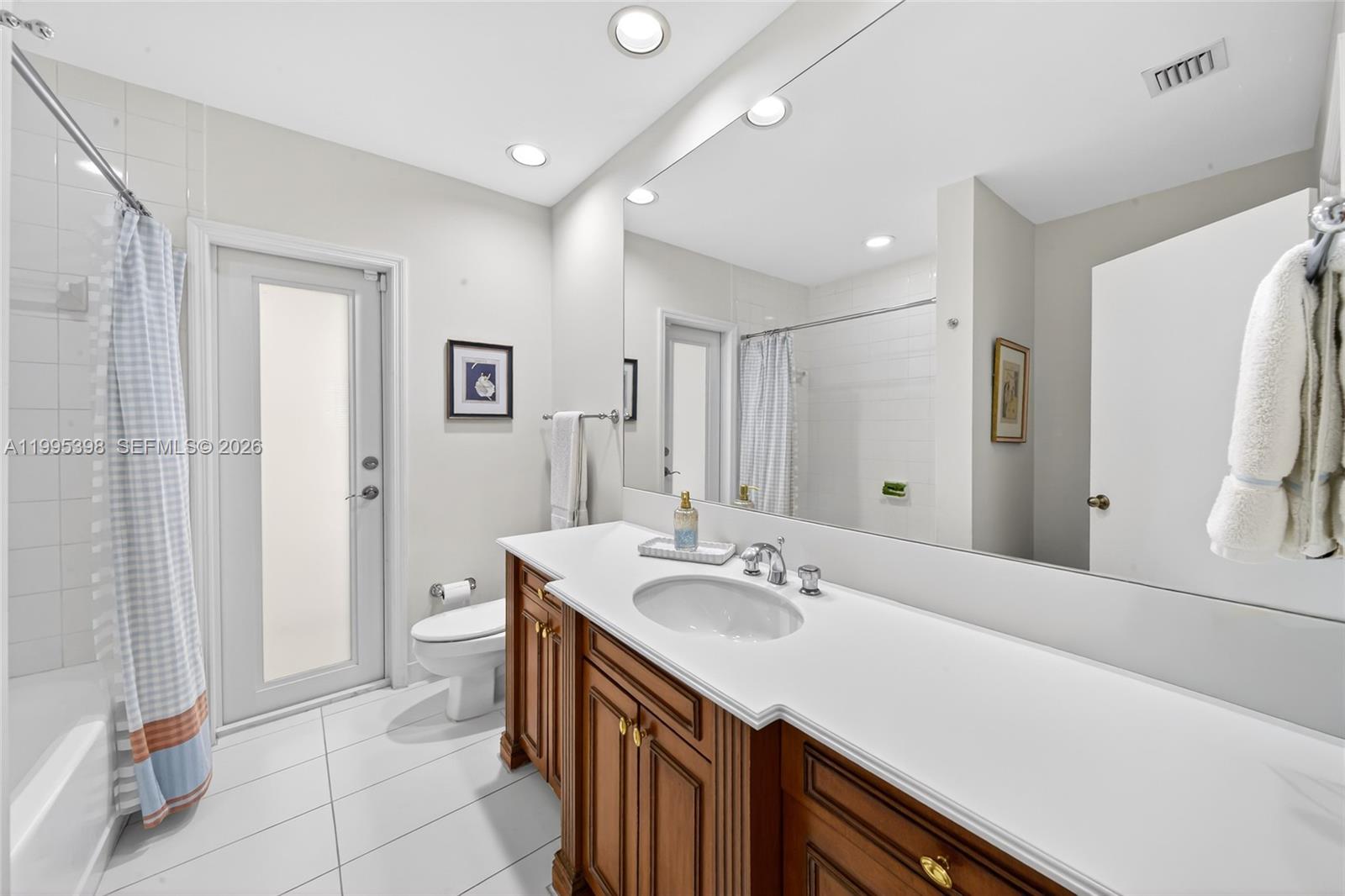 TOWN & RANCH ESTS - Residential