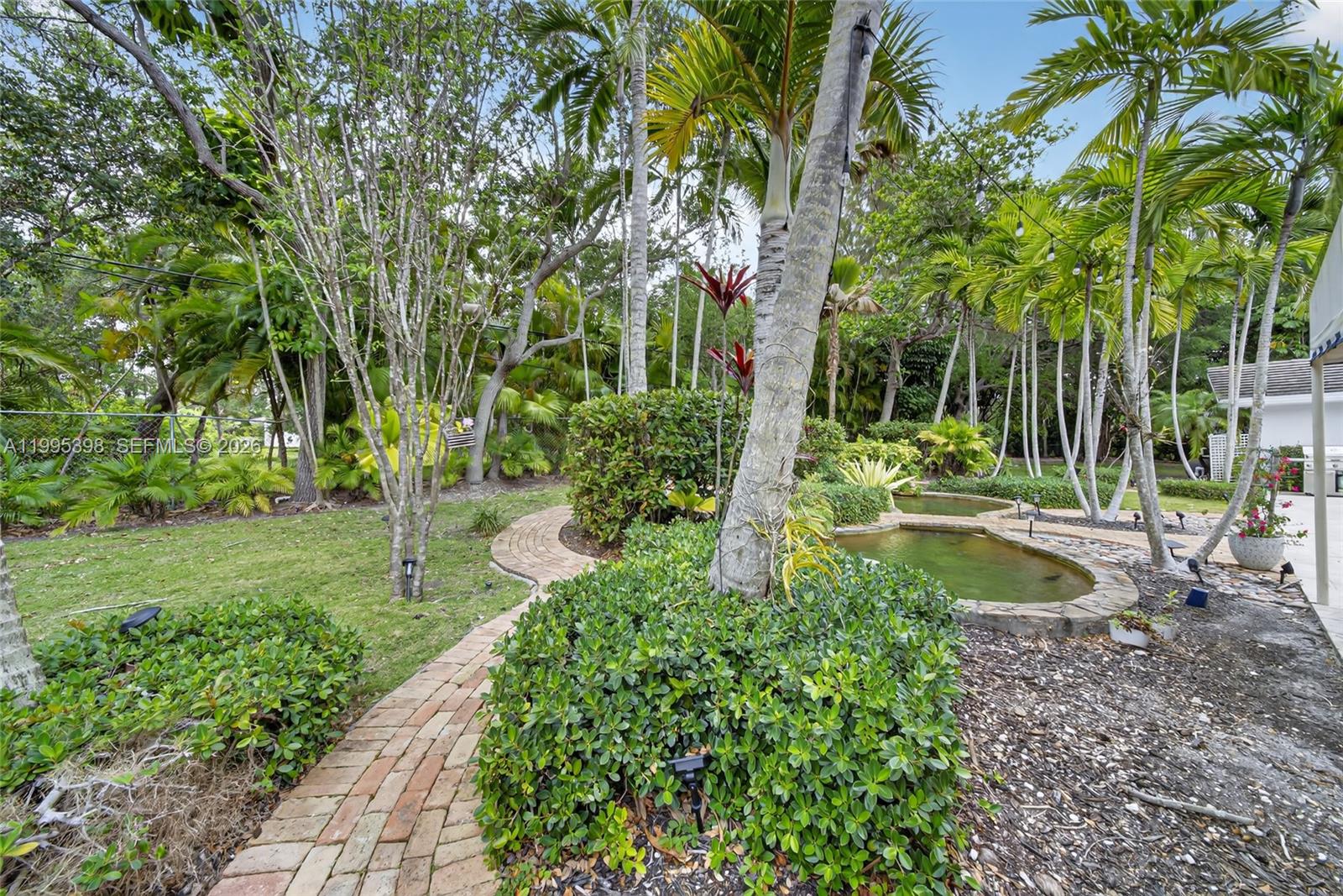 TOWN & RANCH ESTS - Residential