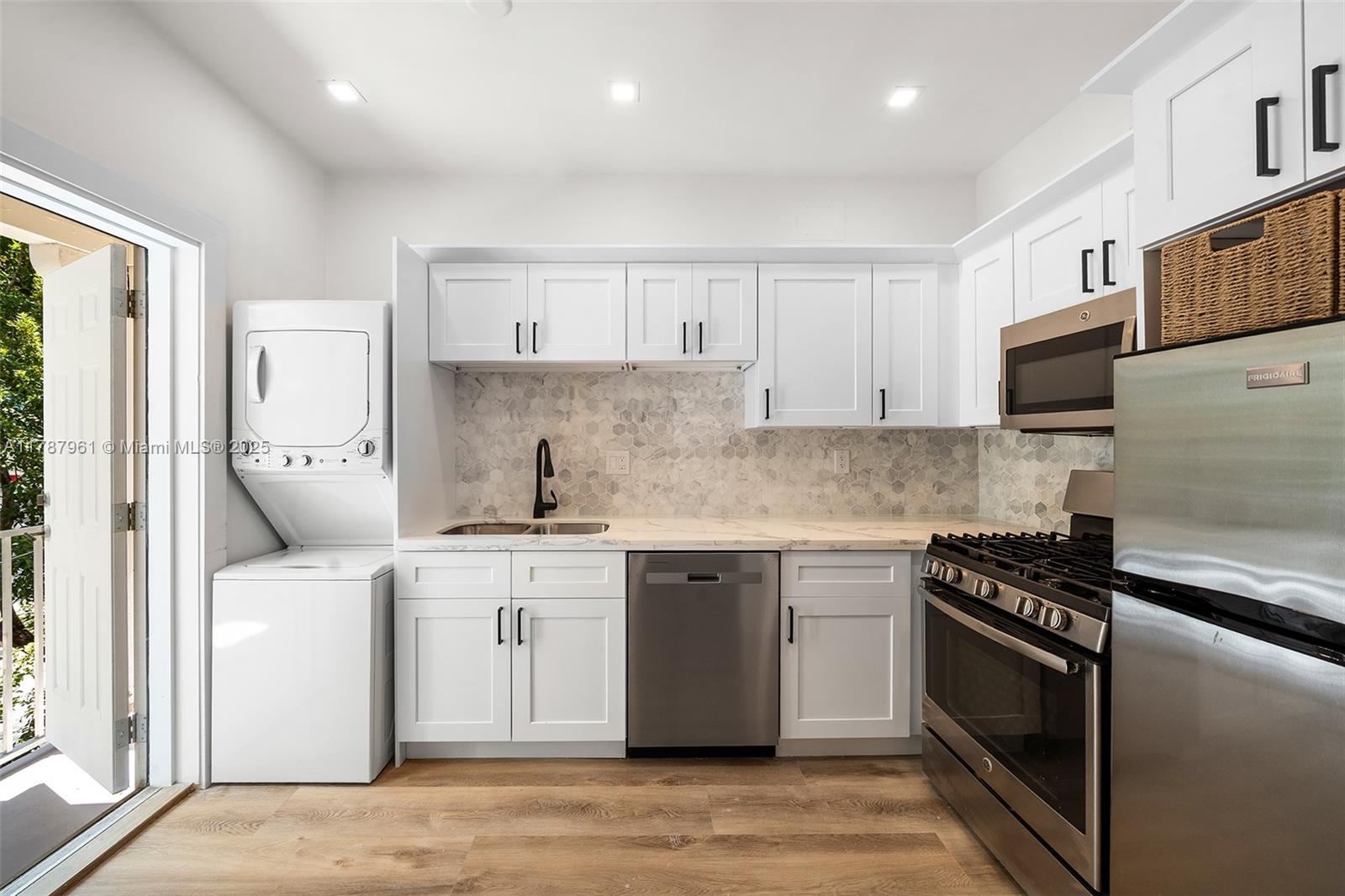 BIRDS SUB - Residential Lease