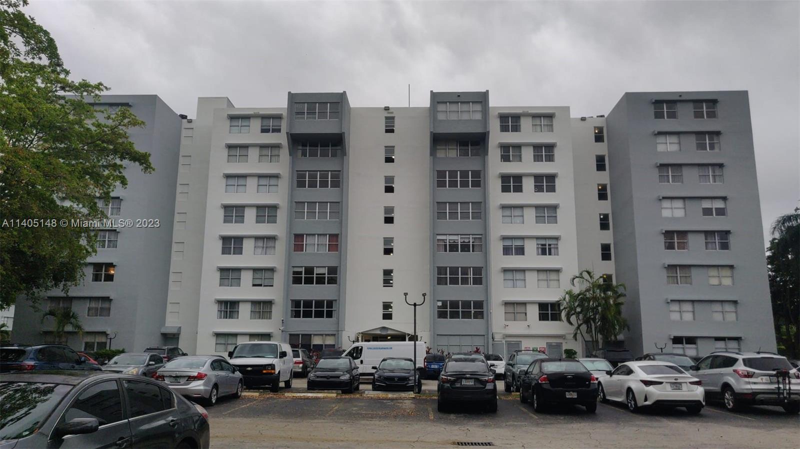 Spacious 699 sq ft remodeled 1 bedroom + 1 bathroom unit at Dadeland Place Condominium. Tile floors in all the unit, iron steel appliances (refrigerator, washer and dryer, dishwasher, microwave, oven, brand new air conditioning uniting water heater). Many parking spaces available not assigned (first come first serve). The condominium has a club house with two swimming pools.
UNIT WILL BE AVAILABLE JULY 15th 2023
