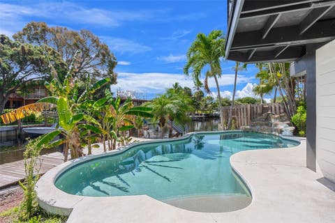 Tiny photo for 516 NE 6th Ave, Deerfield Beach, FL 33441 (MLS # A12076423)