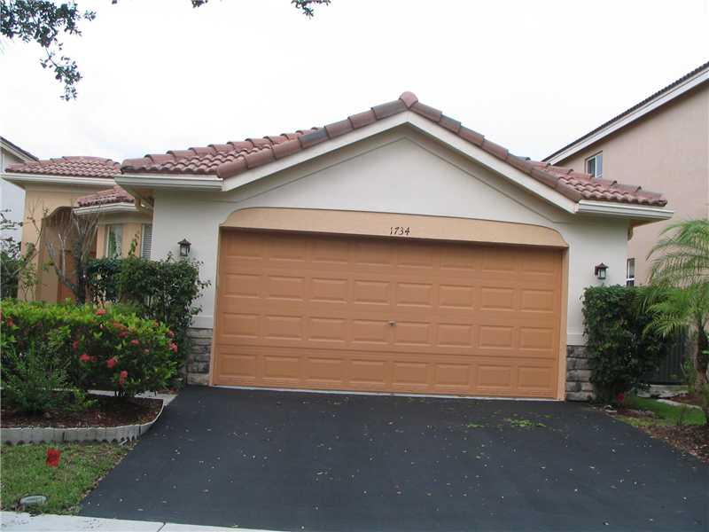 Clean, well maintained 3 bedrooms, 2 baths with 2 car garage home located in manned gated community of Savanna. Tile in livind space laminate flooring in bedrooms. Enjoy the resort style amenities of Savanna and Weston's A schools.