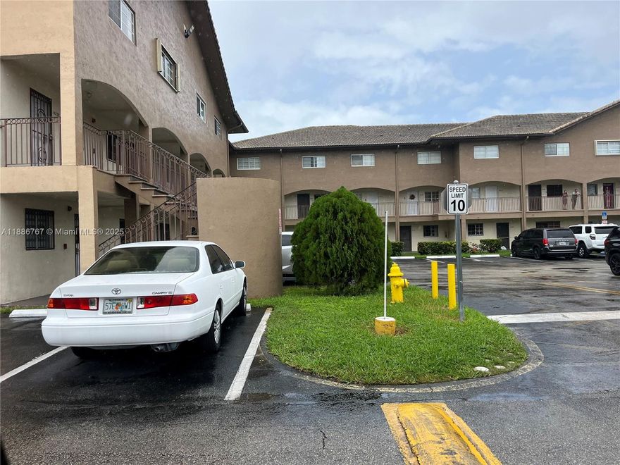 Spacious and beautiful apto en Hialeah Gardens with a large balcony and 1220"pies in total with two assigned parking visitors.