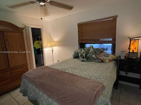 Single Family Residence in Royal Palm Beach FL 285 Las Palmas St St 28.jpg
