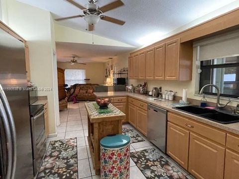 Single Family Residence in Royal Palm Beach FL 285 Las Palmas St St 9.jpg