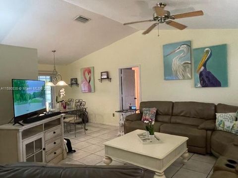 Single Family Residence in Royal Palm Beach FL 285 Las Palmas St St 31.jpg