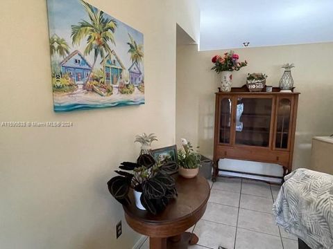 Single Family Residence in Royal Palm Beach FL 285 Las Palmas St St 29.jpg