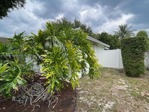 Single Family Residence in Royal Palm Beach FL 285 Las Palmas St St 3.jpg