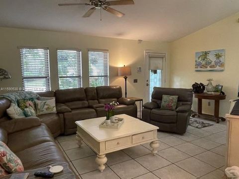 Single Family Residence in Royal Palm Beach FL 285 Las Palmas St St 30.jpg