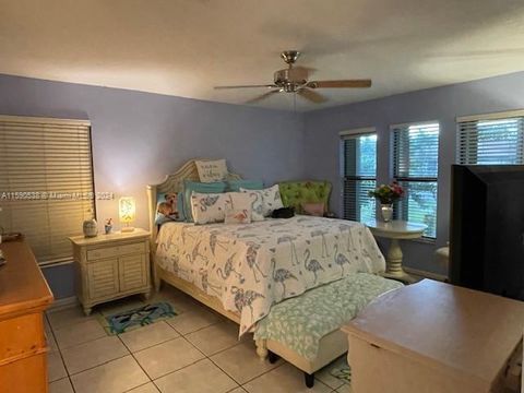 Single Family Residence in Royal Palm Beach FL 285 Las Palmas St St 16.jpg