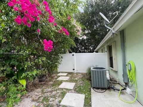 Single Family Residence in Royal Palm Beach FL 285 Las Palmas St St 4.jpg
