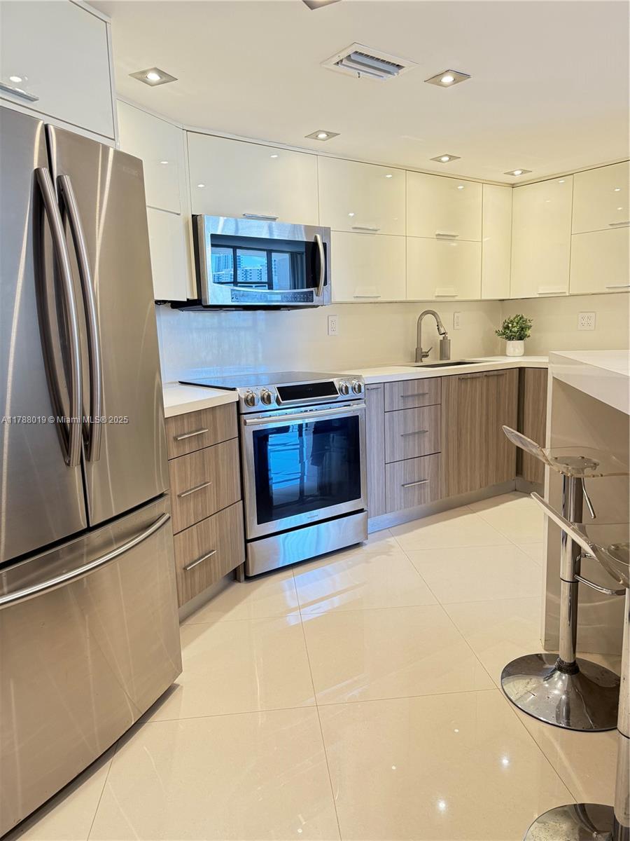600 Parkview Dr 412, Hallandale Beach, Broward County, Florida - 1 Bedrooms  
1 Bathrooms - 