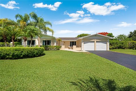 Photo of 18250 SW 88th Pl, Palmetto Bay, FL 33157 (MLS # A12044094)