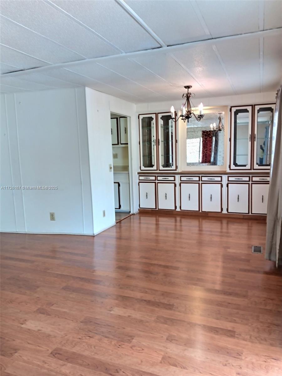 RAVENSWOOD ESTATES & MARI - Residential