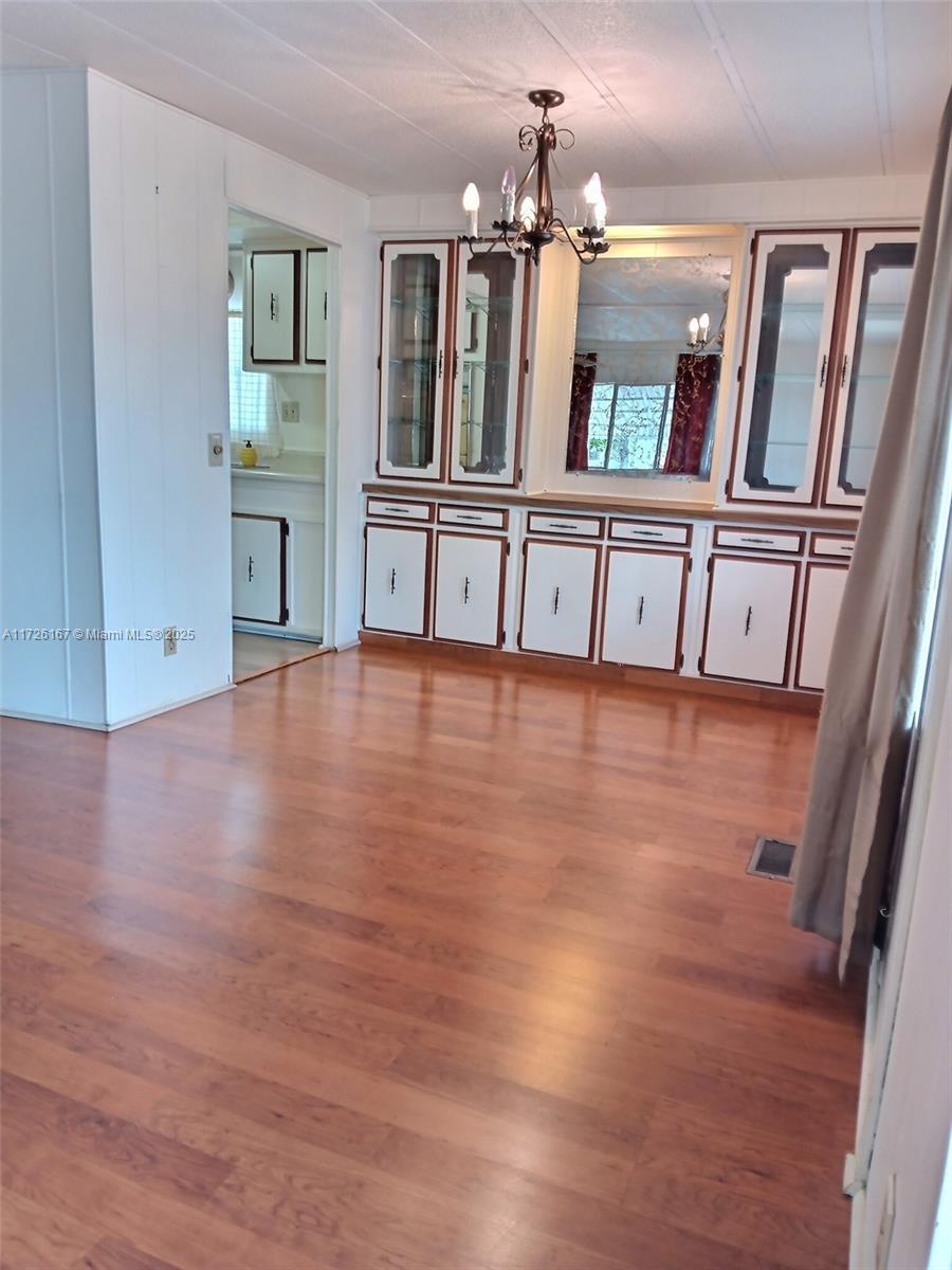 RAVENSWOOD ESTATES & MARI - Residential