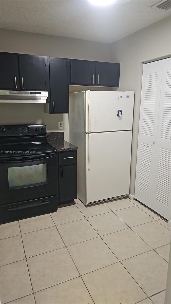 This spacious and bright 2 bedroom 2 bathroom unit offers a perfect blend of comfort and convenience. Step inside
and be greeted by a generous living area, perfect for entertaining or relaxing.you'll have easy access to shopping,
dining, and entertainment options.