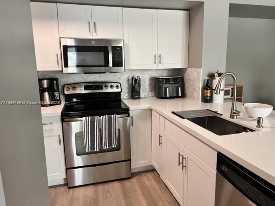 Beautiful, renovated 3 Bedrooms, 2 bathrooms condo, open layout, the bedrooms are spacious. 
Open balcony to enjoy & relax in your free time! Lots of amenities; including, resort style pool, Easy access to I75, Shopping Centers, Entertainment & more! Great schools and restaurants! Close to Association Office , Mailbox. Don't miss this opportunity!!