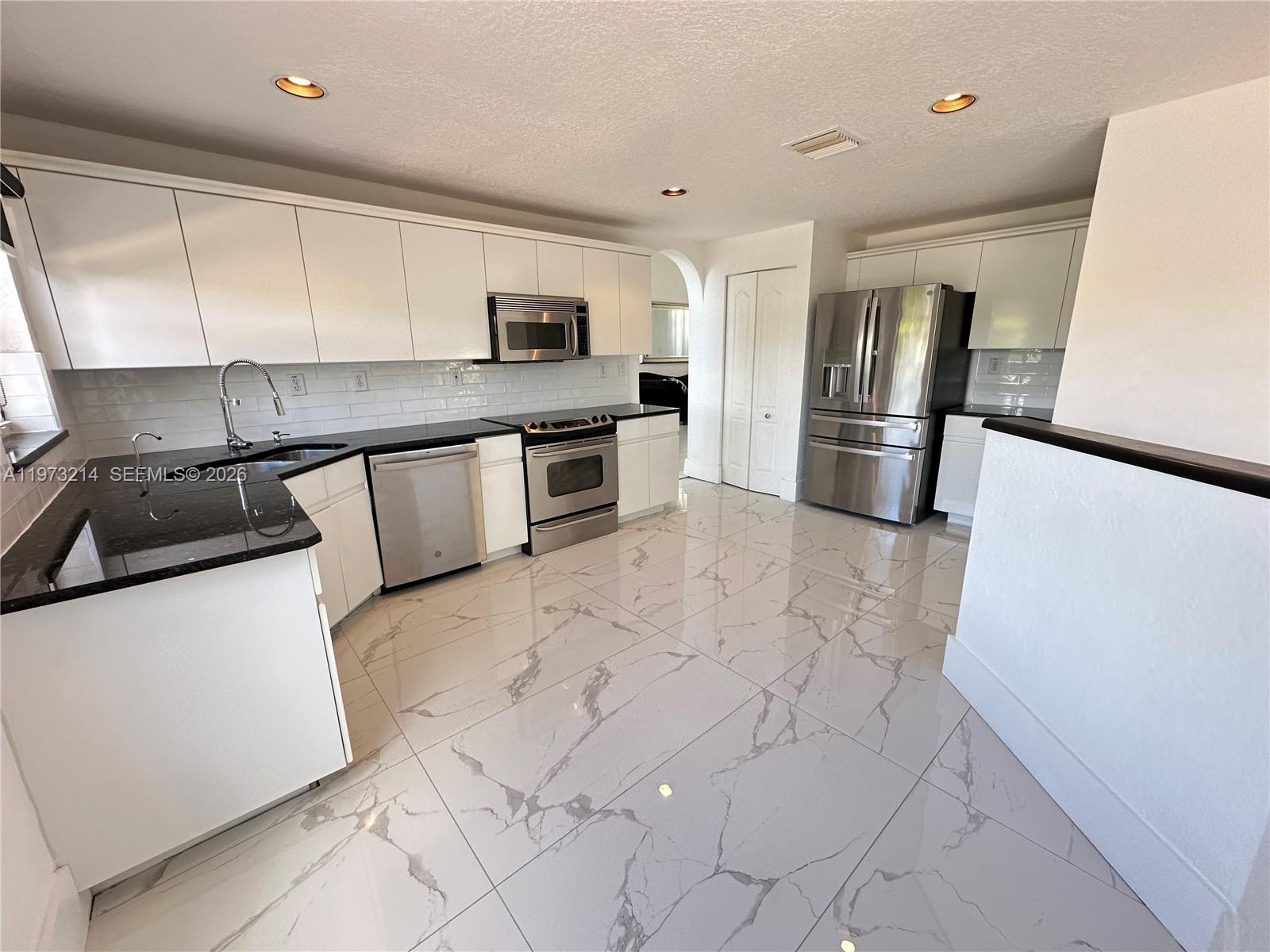 DORAL ISLES-ANTILLES - Residential