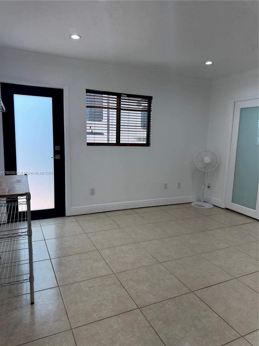 Affordable efficiency unit on the side of the house, located in a quiet neighborhood just minutes from Zoo Miami and right off the 152nd St Turnpike—giving you easy access to all of Miami. It has impact windows. Rent is $1,100 for one person or $1,300 for two. Water, electricity, and internet are all included. Move-in cost is first month, last month, and security deposit.