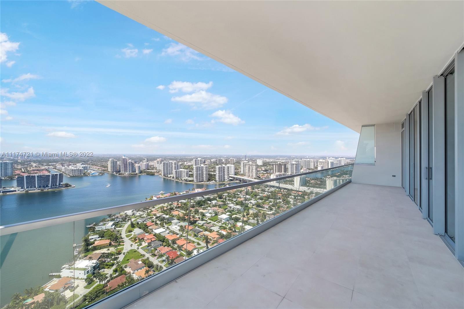 TURNBERRY OCEAN CLUB - Residential