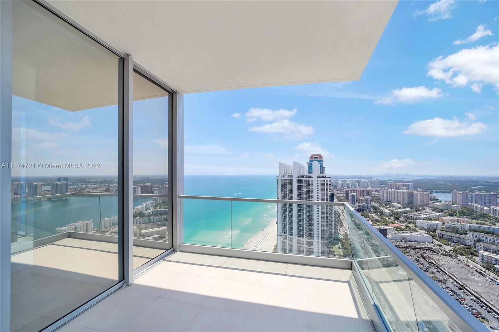 TURNBERRY OCEAN CLUB - Residential