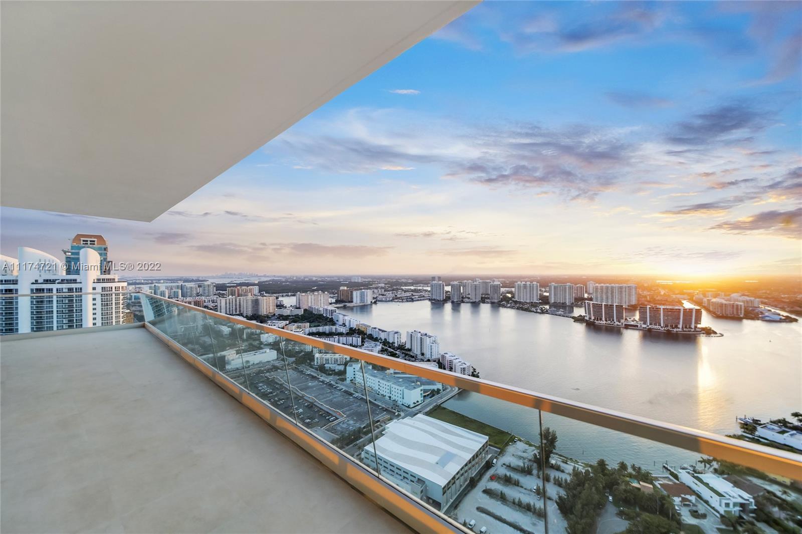 TURNBERRY OCEAN CLUB - Residential