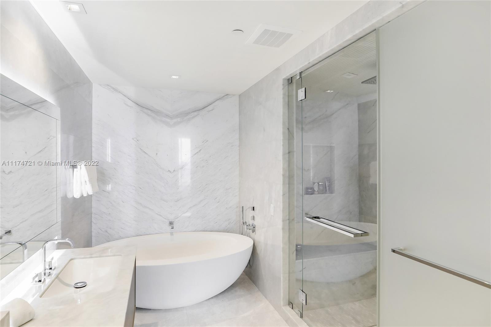 TURNBERRY OCEAN CLUB - Residential