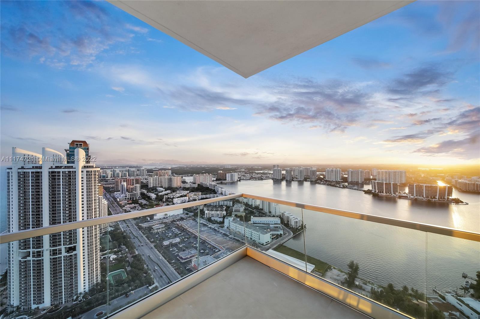 TURNBERRY OCEAN CLUB - Residential