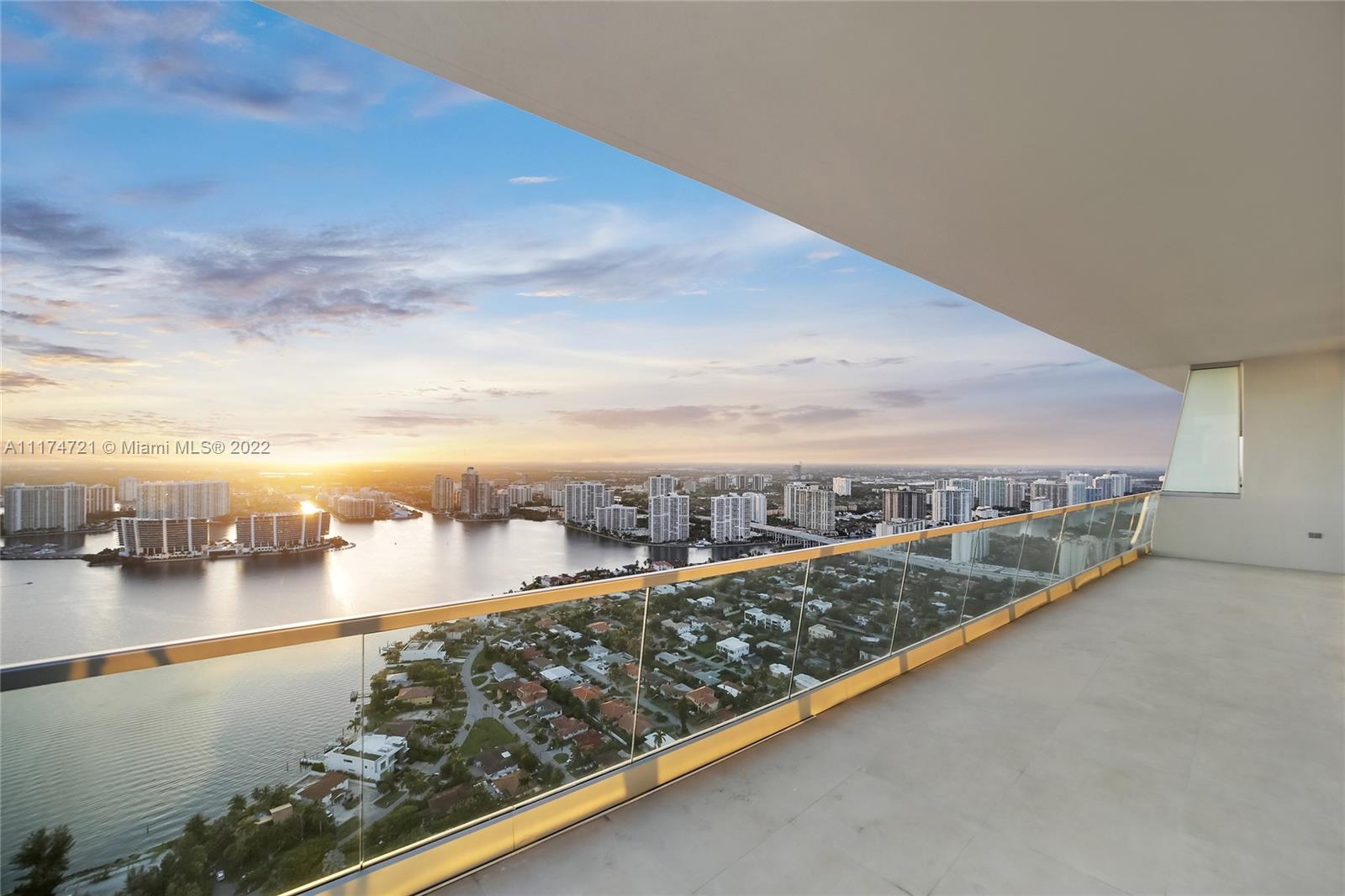 TURNBERRY OCEAN CLUB - Residential