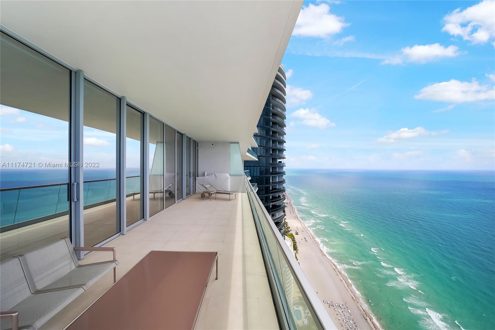 TURNBERRY OCEAN CLUB - Residential