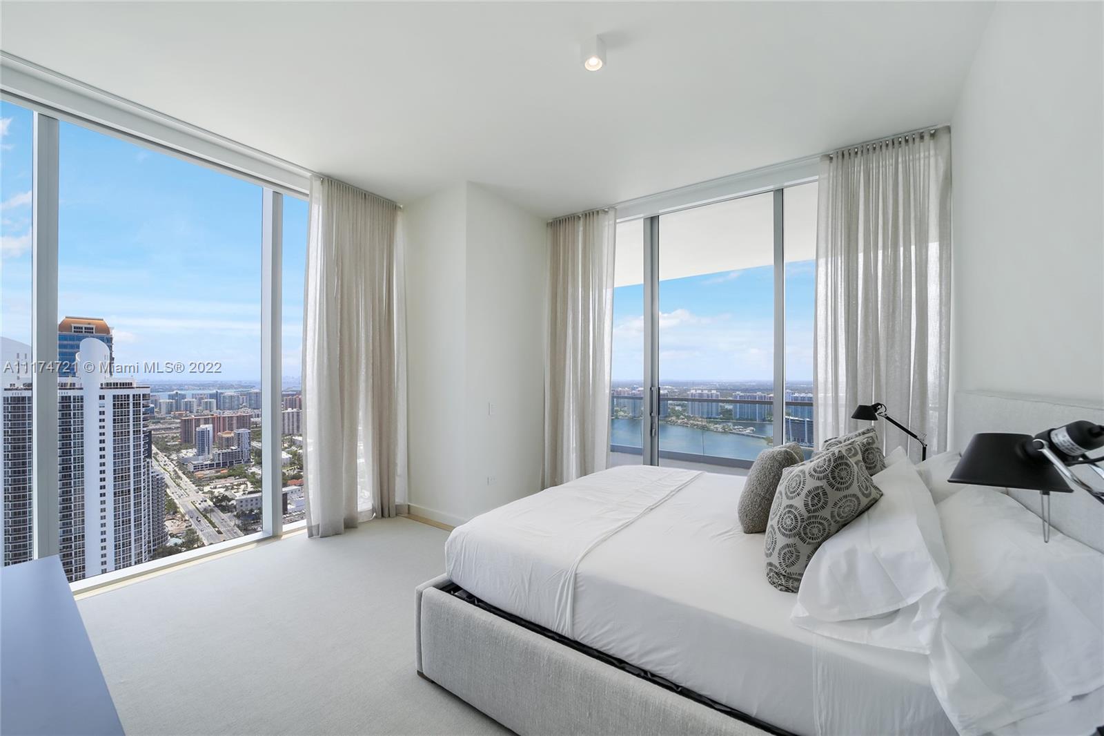 TURNBERRY OCEAN CLUB - Residential