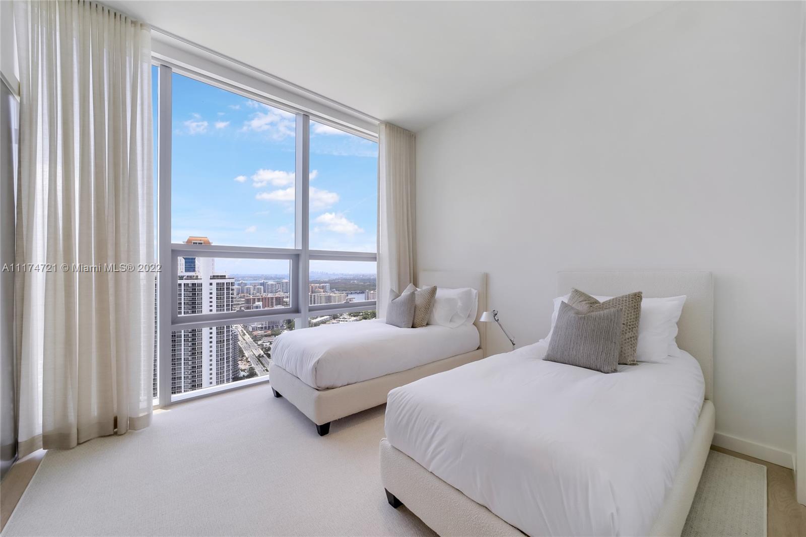 TURNBERRY OCEAN CLUB - Residential