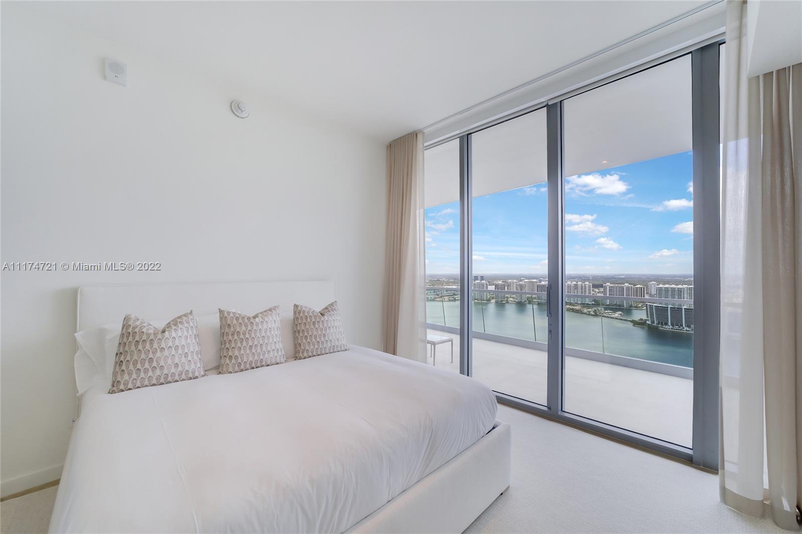 TURNBERRY OCEAN CLUB - Residential