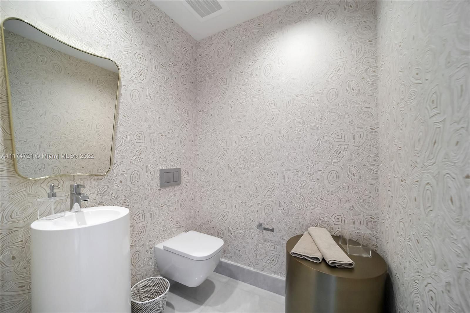 TURNBERRY OCEAN CLUB - Residential