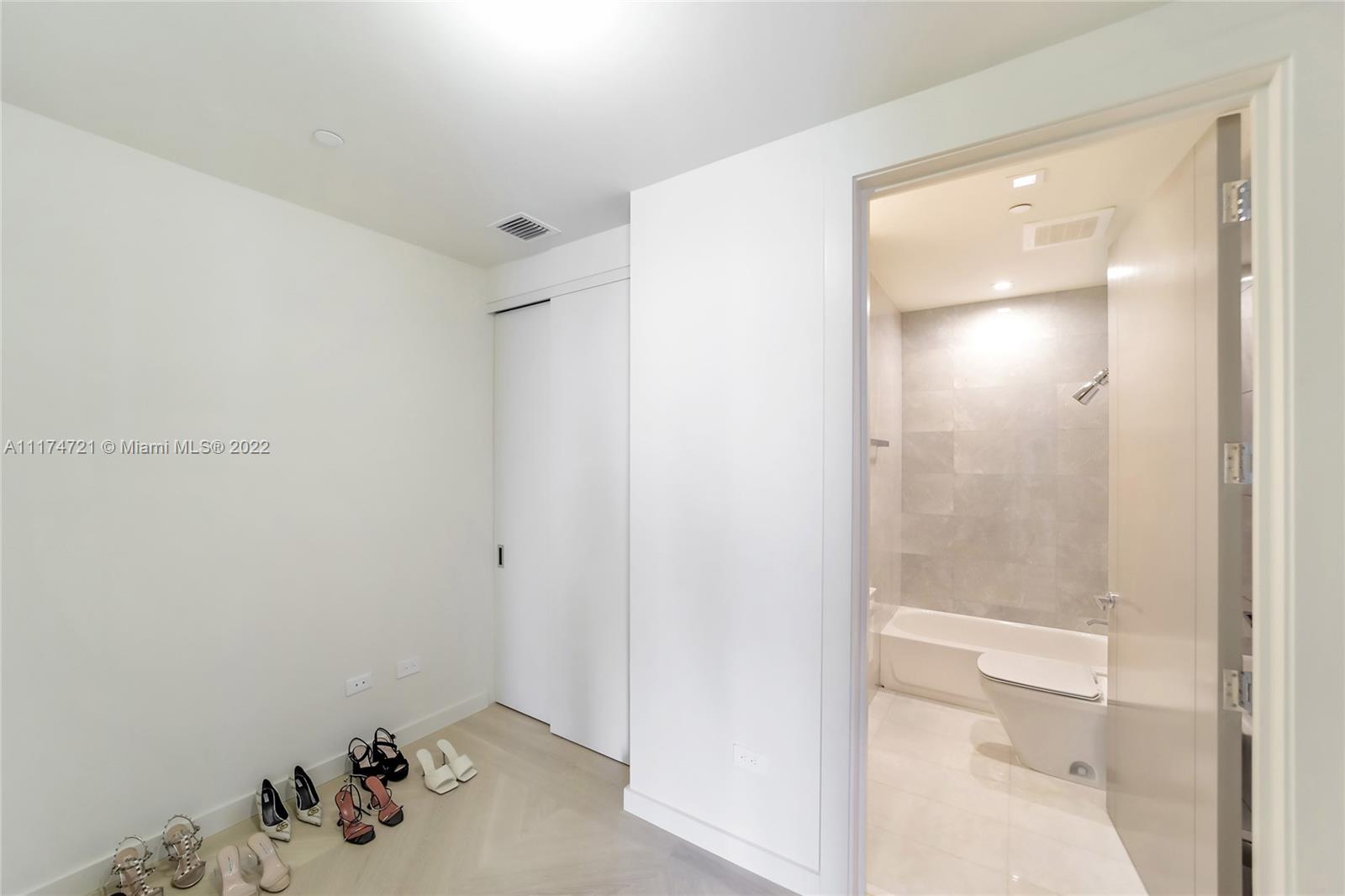 TURNBERRY OCEAN CLUB - Residential