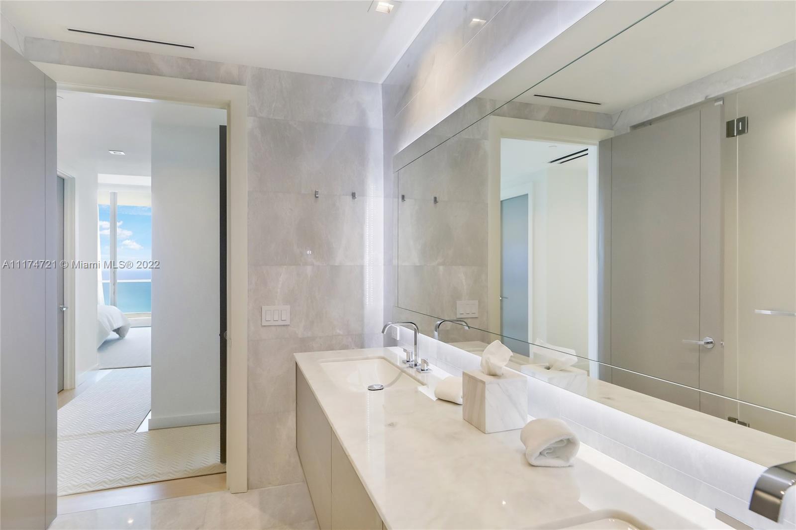 TURNBERRY OCEAN CLUB - Residential